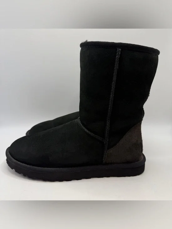 UGG Classic Short II Black Sheepskin Boots Women Size 7US - Picture 1 of 10